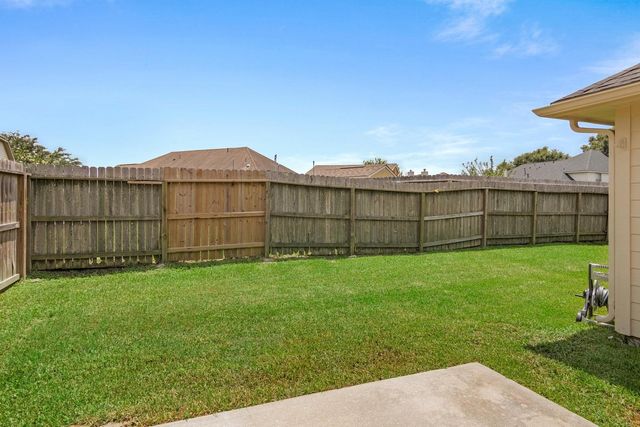 300 Spencer Landing E, La Porte, TX 77571