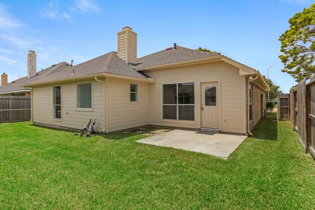 300 Spencer Landing E, La Porte, TX 77571