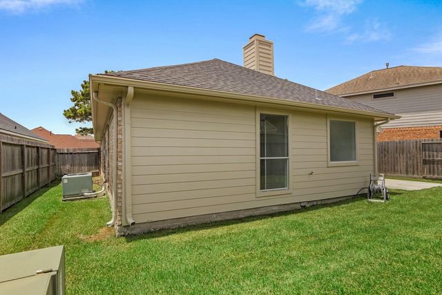 300 Spencer Landing E, La Porte, TX 77571