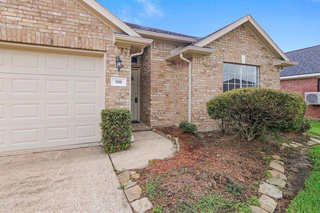 300 Spencer Landing E, La Porte, TX 77571
