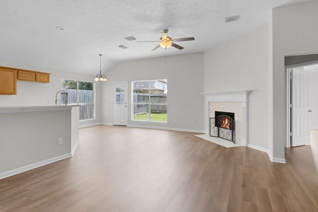 300 Spencer Landing E, La Porte, TX 77571