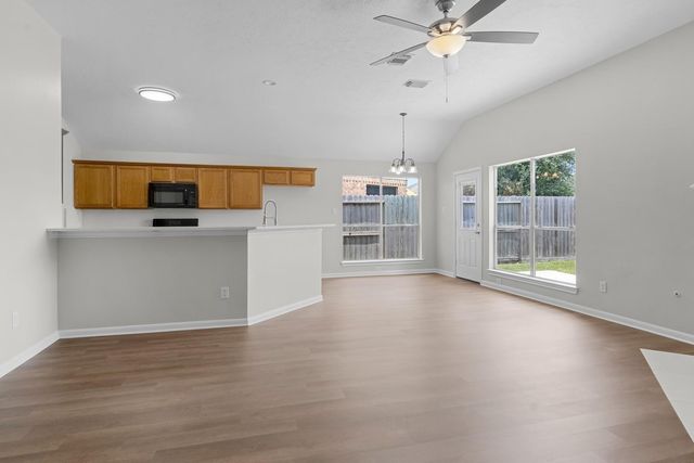 300 Spencer Landing E, La Porte, TX 77571