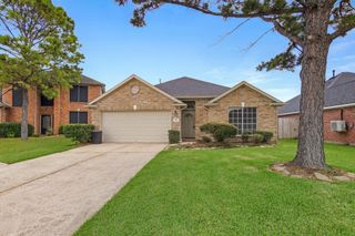 300 Spencer Landing E, La Porte, TX 77571
