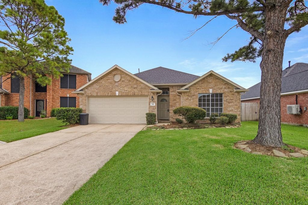300 Spencer Landing E, La Porte, TX 77571