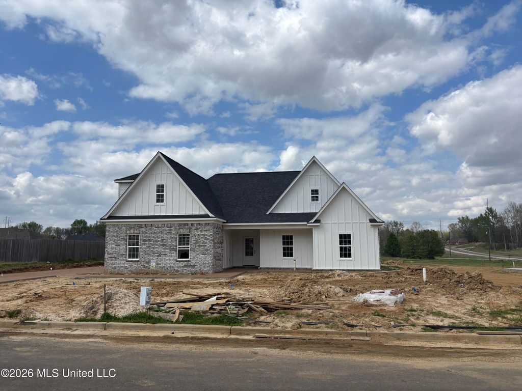 926 Buttermilk Drive, Nesbit, MS 38651