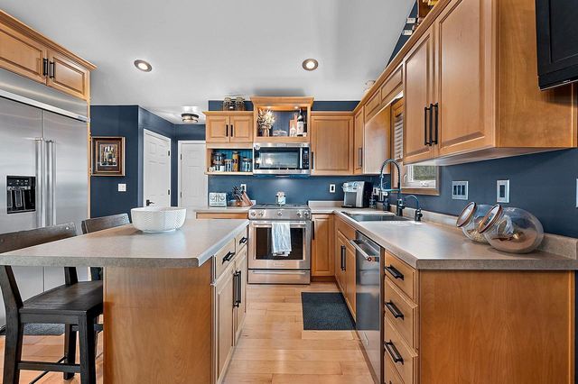 1220 STILLMEADOW LANE, Menasha, WI 54952