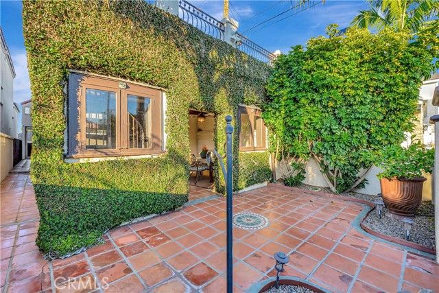 221 Hartford Avenue, Huntington Beach, CA 92648