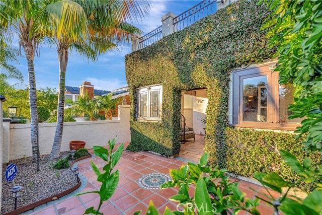 221 Hartford Avenue, Huntington Beach, CA 92648