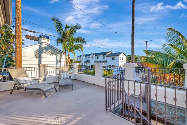 221 Hartford Avenue, Huntington Beach, CA 92648