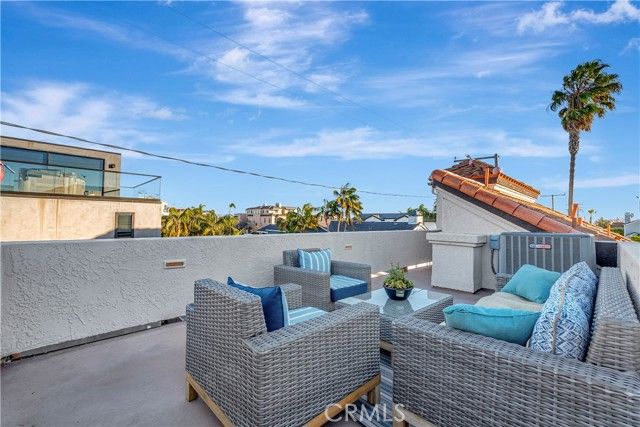 221 Hartford Avenue, Huntington Beach, CA 92648