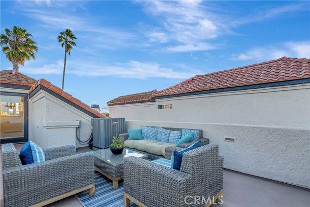 221 Hartford Avenue, Huntington Beach, CA 92648