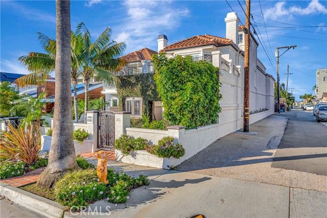 221 Hartford Avenue, Huntington Beach, CA 92648