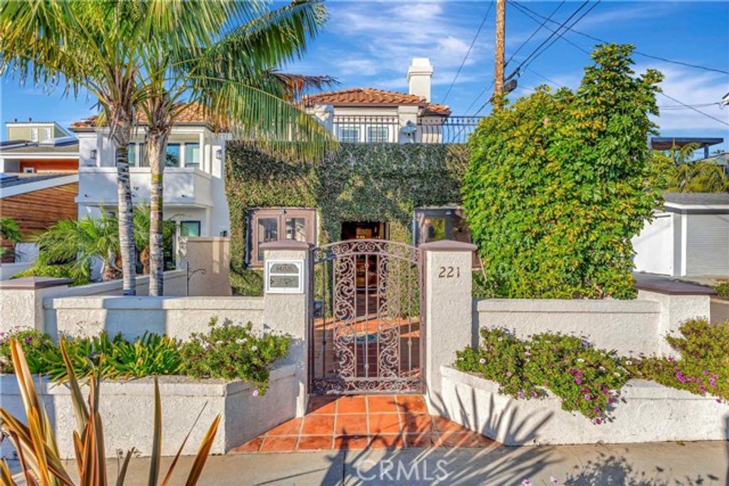 221 Hartford Avenue, Huntington Beach, CA 92648