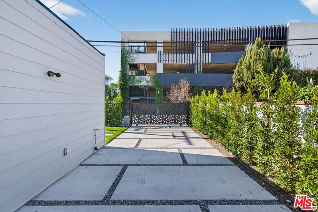 2931 S Bronson Avenue, Los Angeles, CA 90018