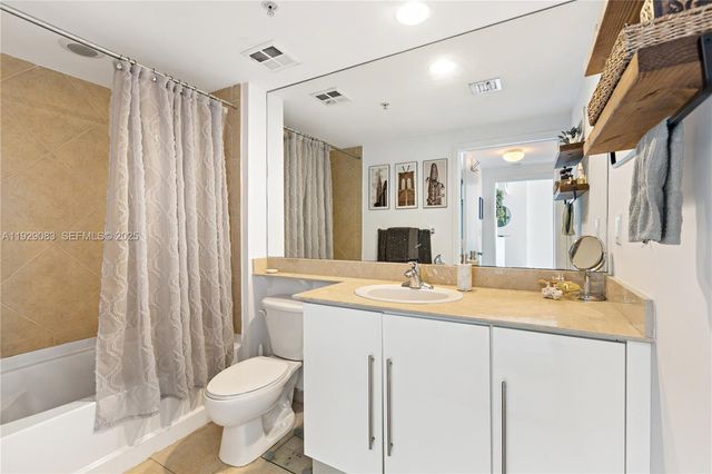 335 S Biscayne Blvd 3003, Miami, FL 33131