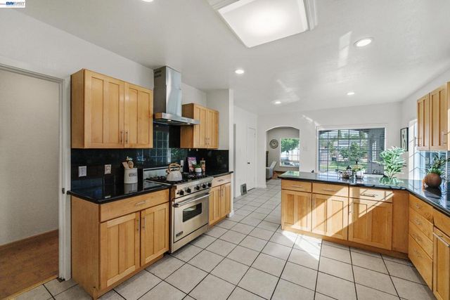 784 Sunset Blvd, Hayward, CA 94541