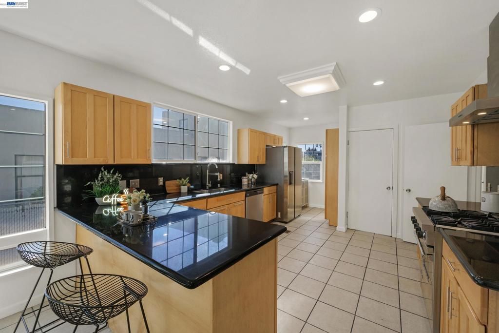 Image 10 of property listing at 784 Sunset Blvd, Hayward, CA 94541