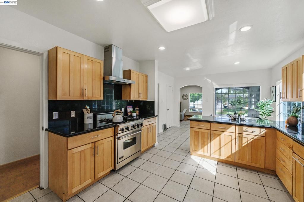 Image 11 of property listing at 784 Sunset Blvd, Hayward, CA 94541