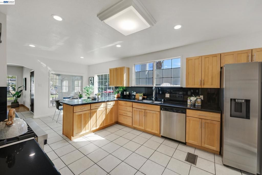 Image 12 of property listing at 784 Sunset Blvd, Hayward, CA 94541