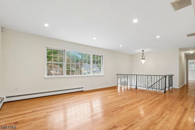 41 Rys Ter, Fair Lawn Boro, NJ 07410