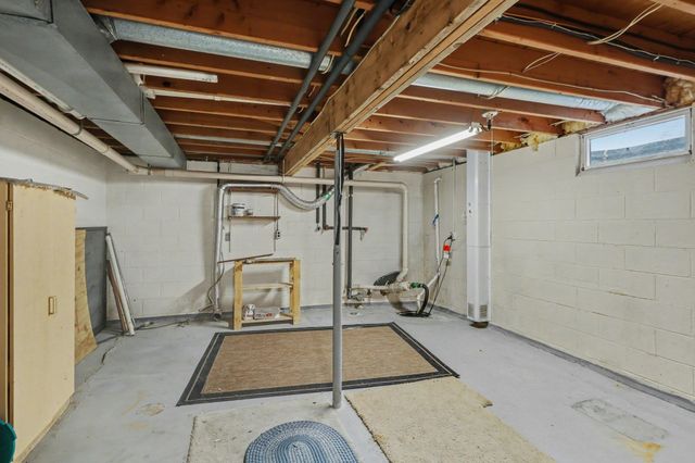 2021 Crescent Drive, Bay City, MI 48706