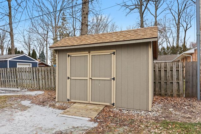 2021 Crescent Drive, Bay City, MI 48706