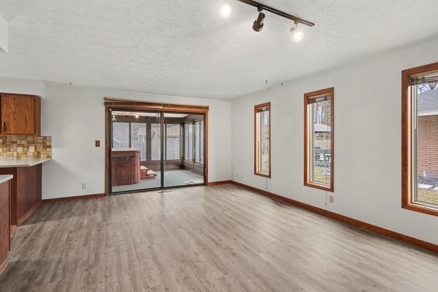 2021 Crescent Drive, Bay City, MI 48706