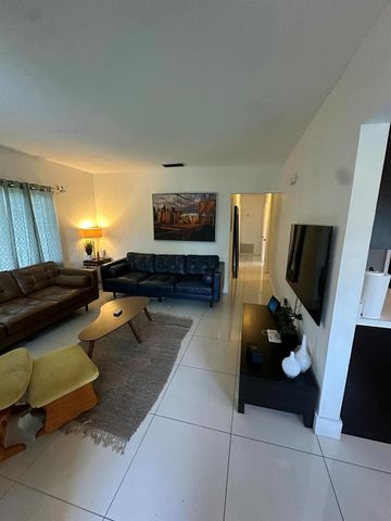11150 Peachtree Drive, Miami, FL 33161
