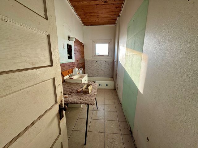 719 W Kleberg Ave, Kingsville, TX 78363