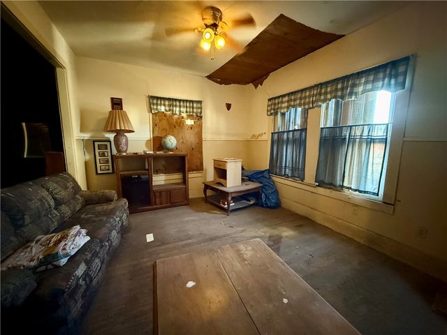 719 W Kleberg Ave, Kingsville, TX 78363