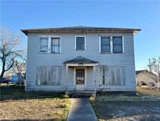 719 W Kleberg Ave, Kingsville, TX 78363
