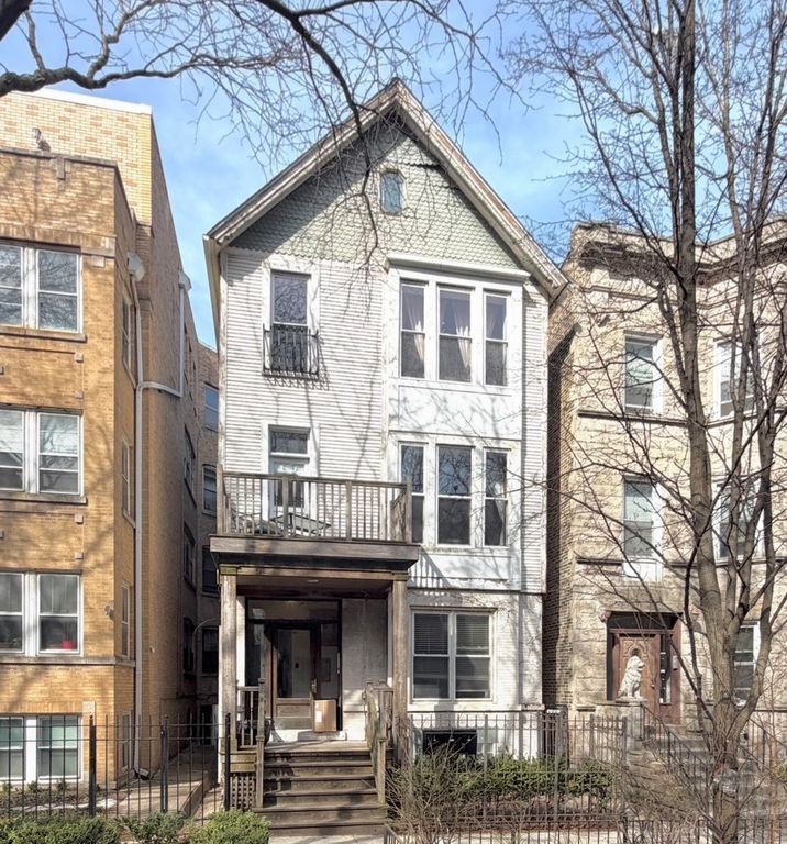 Image 1 of property listing at 828 W Buckingham Place 3, Chicago, IL 60657