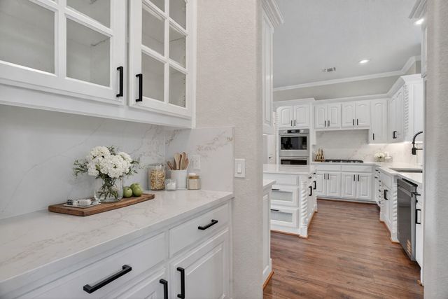 153 Crest Canyon Drive, Fort Worth, TX 76108