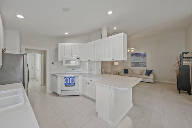 5063 Magnolia Bay Circle, Palm Beach Gardens, FL 33418