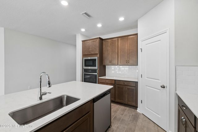 75852 WALKING PATH Lane, Yulee, FL 32097