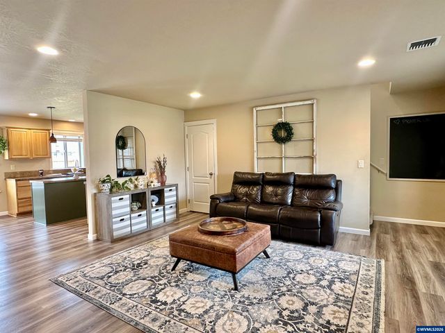 3434 Bald Eagle Dr, Lebanon, OR 97355