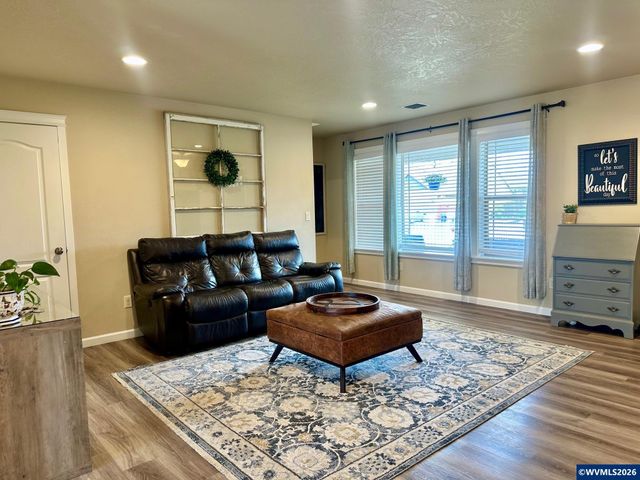 3434 Bald Eagle Dr, Lebanon, OR 97355