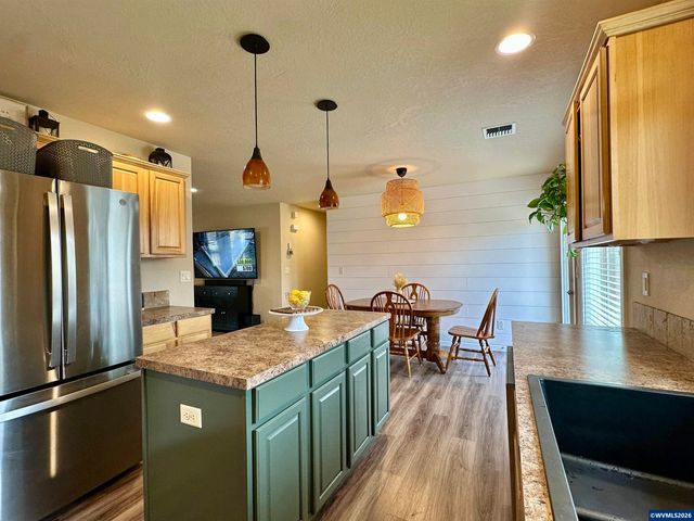 3434 Bald Eagle Dr, Lebanon, OR 97355