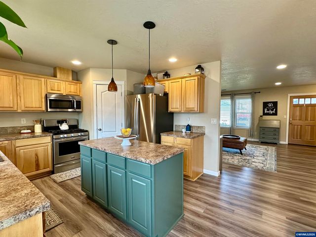 3434 Bald Eagle Dr, Lebanon, OR 97355