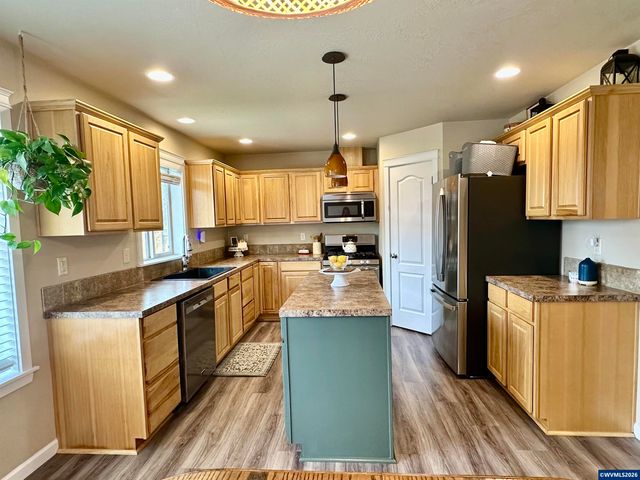 3434 Bald Eagle Dr, Lebanon, OR 97355