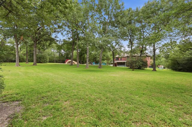 3805 N Briarwood Drive, Brenham, TX 77833