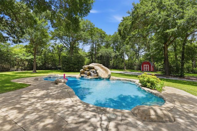 3805 N Briarwood Drive, Brenham, TX 77833