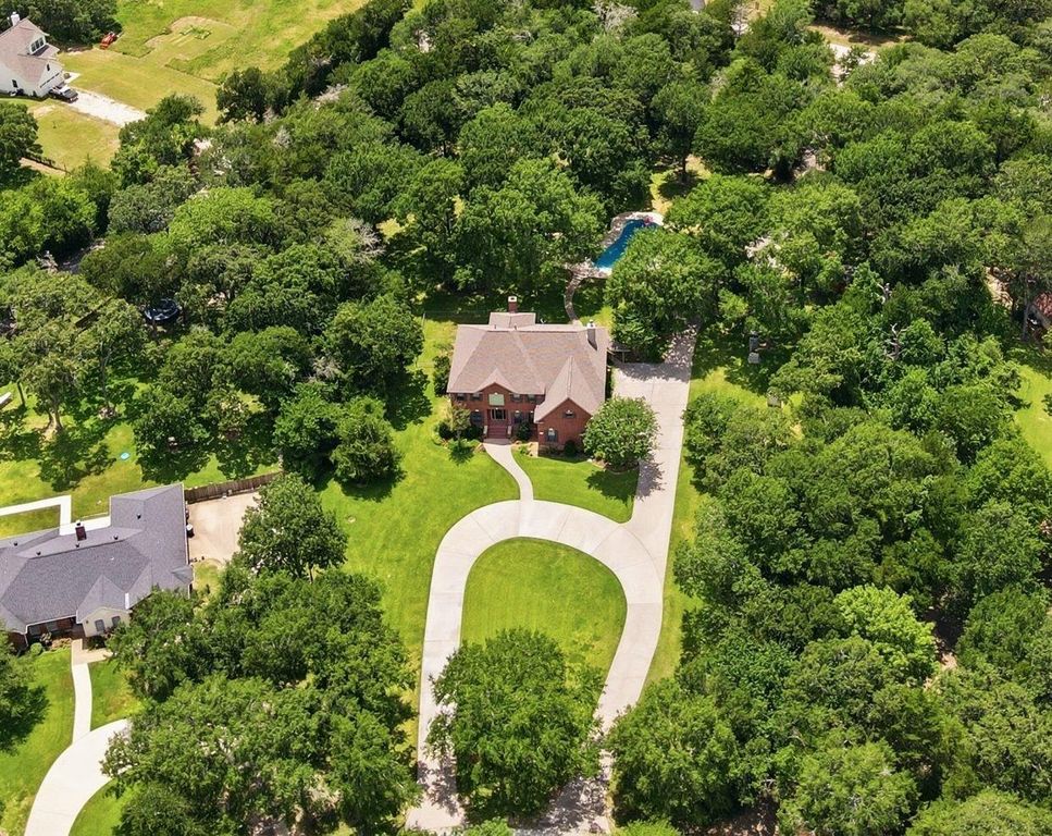3805 N Briarwood Drive, Brenham, TX 77833