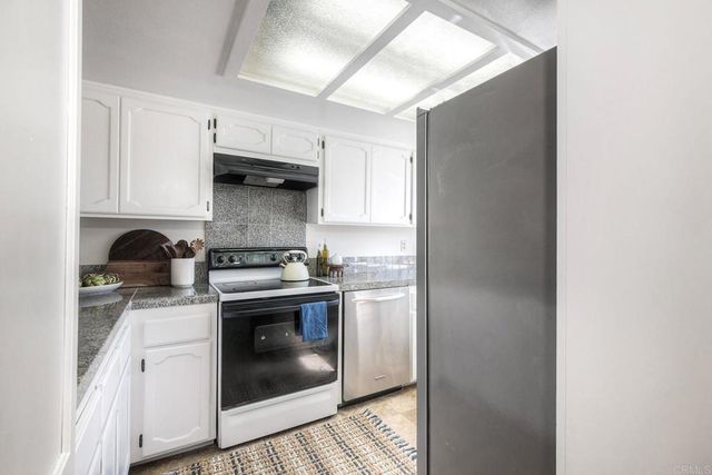 907 Hickory Court, Carlsbad, CA 92011