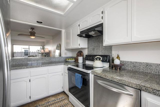 907 Hickory Court, Carlsbad, CA 92011