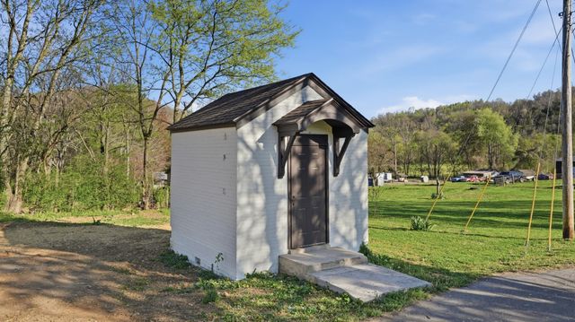104 Division St, Normandy, TN 37360