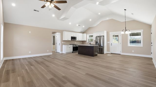 104 Division St, Normandy, TN 37360