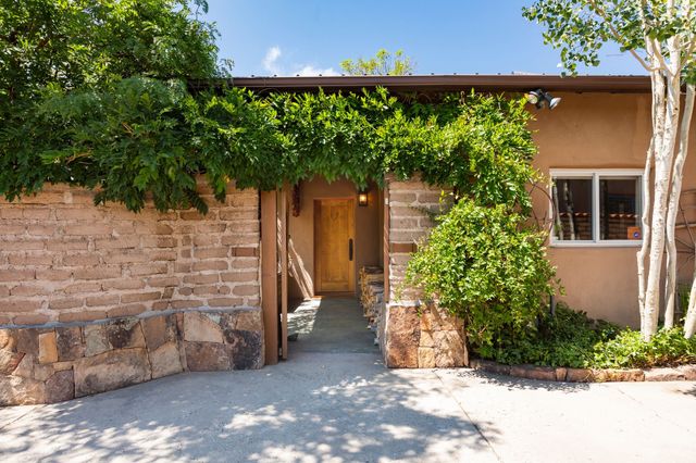 831 Ninita, Santa Fe, NM 87505
