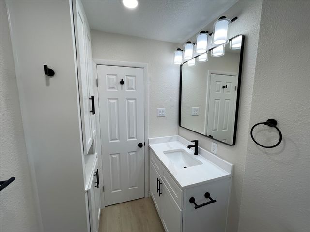 305 Jenny Kay Lane, Irving, TX 75060