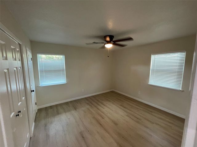 305 Jenny Kay Lane, Irving, TX 75060